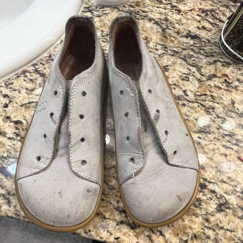 Kids vivo barefoot tennis shoes size 30